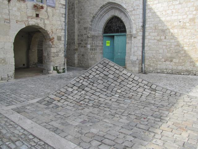 Kunstwerk vor dem Eingang der Kirche St.Barthélemy