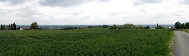 Breitbildfoto kurz vor Moissac mit Blick auf Moissac und die Ebene der Gascogne