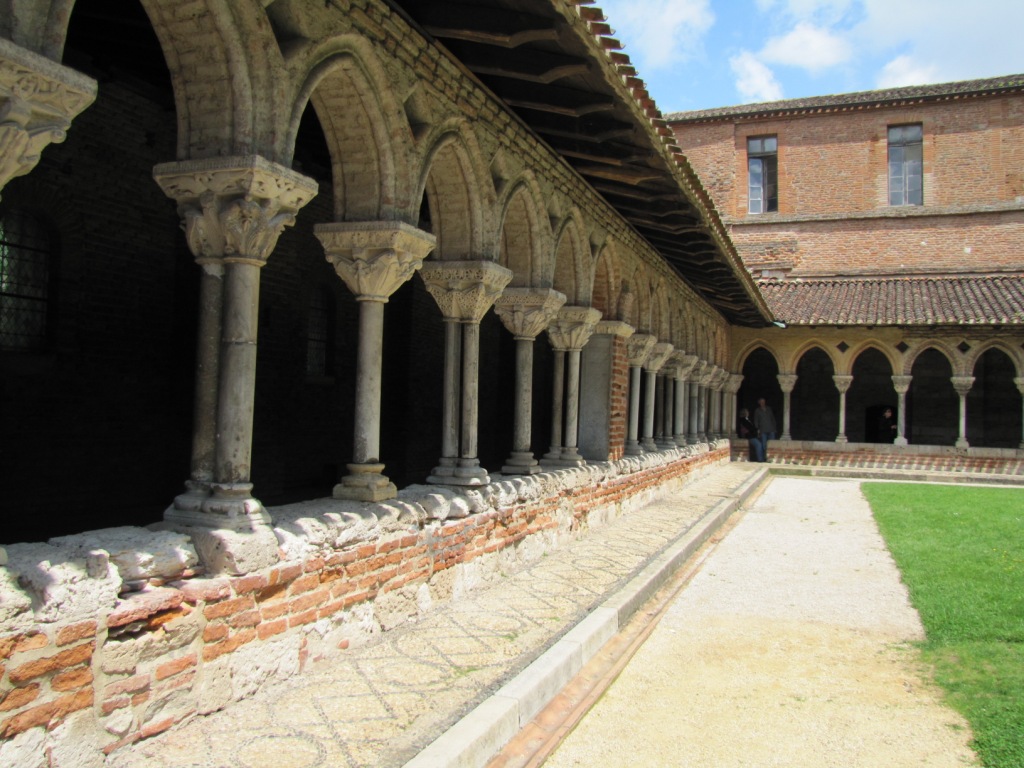 der Wechsel von Einzel- und Zwillingssäulen lassen keine Monotonie aufkommen