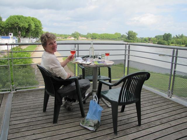 Mäusi geniesst den Apero und den Ausblick auf den Fluss Tarn