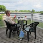 Mäusi geniesst den Apero und den Ausblick auf den Fluss Tarn