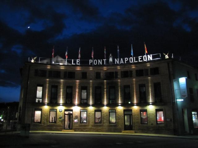 Das Hotel "Le Pont Napoleon" in der Nacht. Sieht sehr schön aus