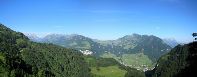 Breitbildfoto von Niederrickenbach aus gesehen, Richtung Wirzweli, Stanserhorn. Ganz Rechts der Pilatus