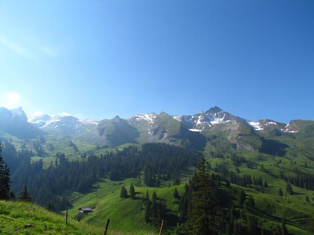 Blick zum Brisen. Die drei komischen Berge davor, haben auch komische Namen: Elfer, Zwelfer, Waldbrueder