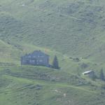 das Brisenhaus von der Musenalp herangezommt