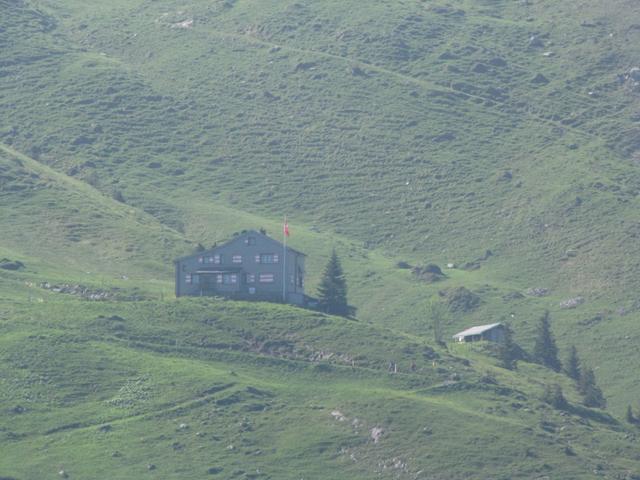 das Brisenhaus von der Musenalp herangezommt