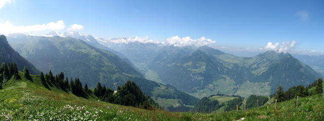 Breitbildfoto. In der Mitte das Engelbergertal