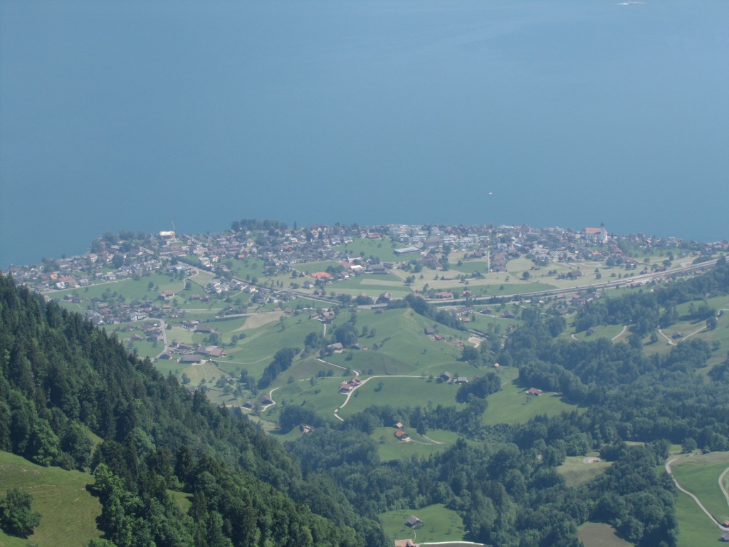 Blick runter in das schöne Beckenried. Der Jakobsweg verläuft durch Beckenried