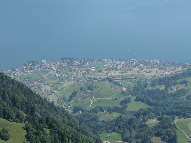 Blick runter in das schöne Beckenried. Der Jakobsweg verläuft durch Beckenried