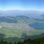 Breitbildfoto vom Buochserhorn aus gesehen auf die Ebene und auf Stans, Stansstad, Ennetbürgen und Buochs