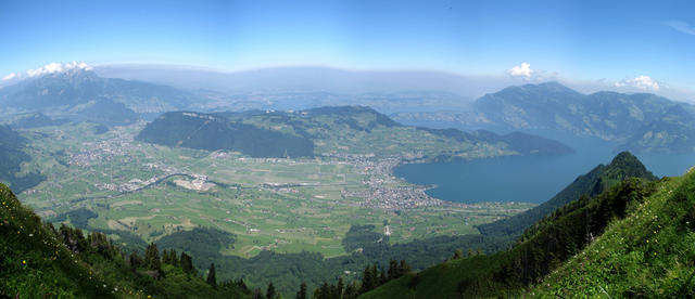 Breitbildfoto vom Buochserhorn aus gesehen auf die Ebene und auf Stans, Stansstad, Ennetbürgen und Buochs