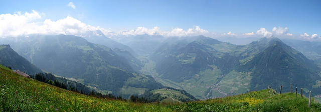 während dem runterlaufen konnten wir dieses Breitbildfoto schiessen. In der Mitte das Engelbergertal