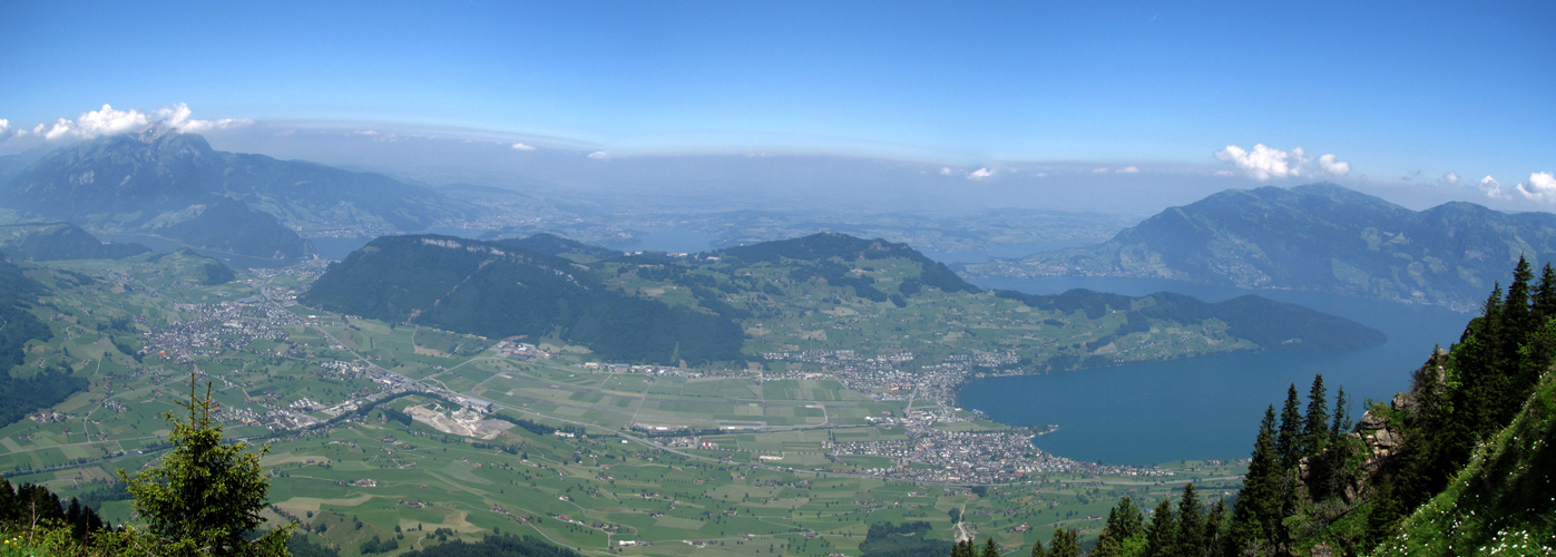 Breitbildfoto  mit Blick auf die Ebene und auf Stans, Stansstad, Ennetbürgen und Buochs