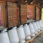 Beim Bauernhof bei Arhölzli 1388 m.ü.M. An den Wänden und Fensterläden sind jeweils Unglücke/Unwetter datiert.