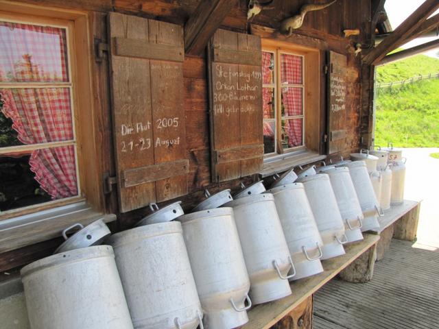 Beim Bauernhof bei Arhölzli 1388 m.ü.M. An den Wänden und Fensterläden sind jeweils Unglücke/Unwetter datiert.