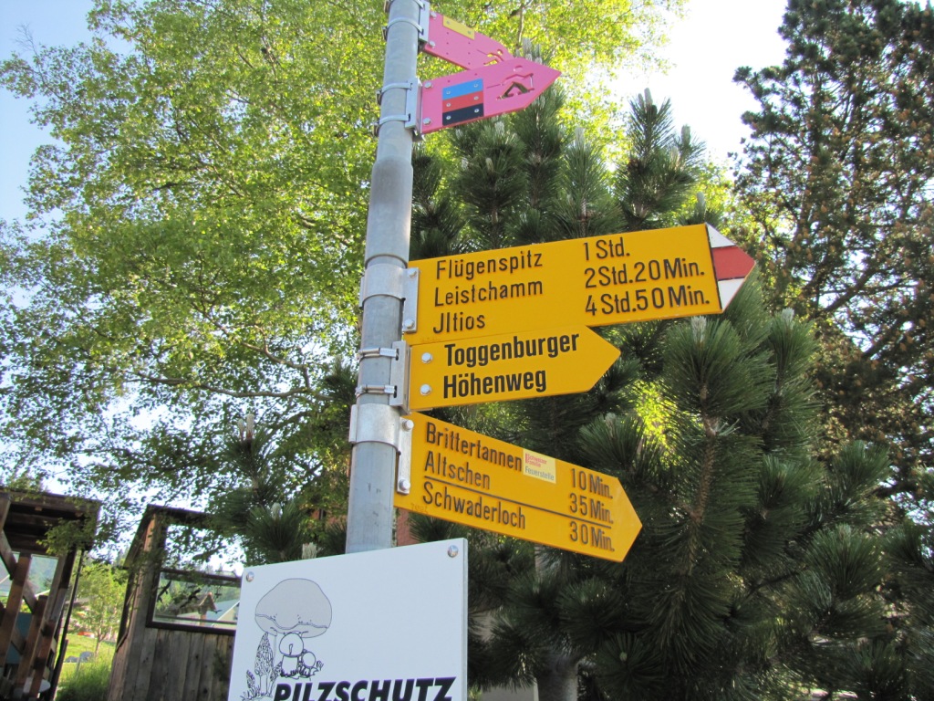 Wegweiser bei Arvenbüel 1273 m.ü.M.