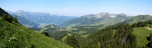 Breitbildfoto mit Blick nach Amden