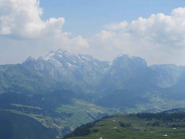 die Aussicht reicht bis zum Säntis und Altmann