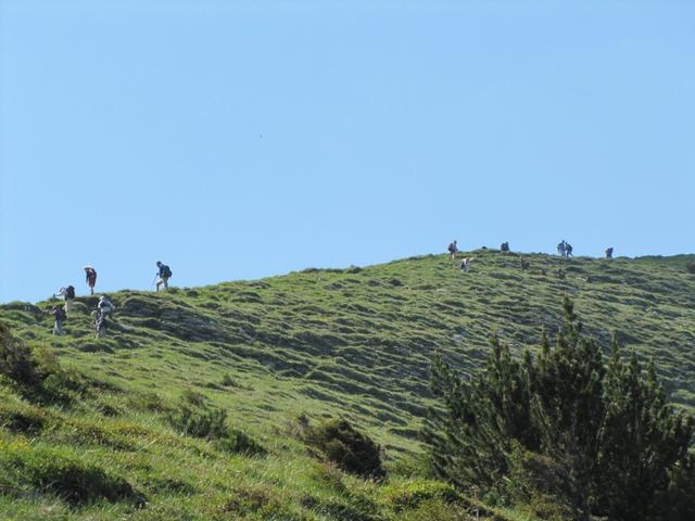 es sind schon viele Wanderer auf dem Weg zum Leistchamm