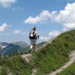 Mäusi auf dem Weg zum Flügenspitz. Pfad sieht  ausgesetzt aus, ist aber ganz harmlos