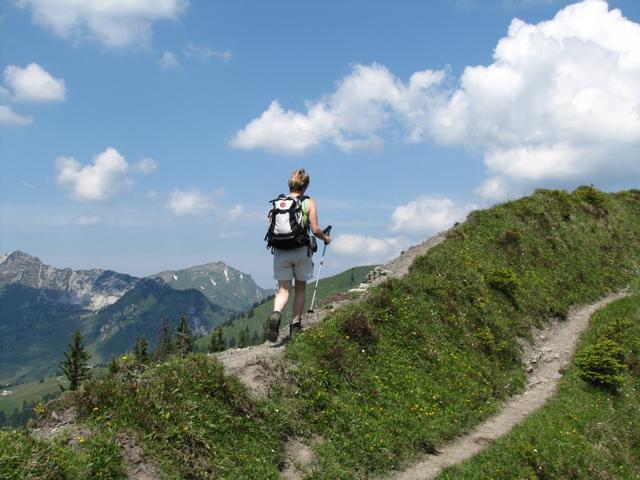 Mäusi auf dem Weg zum Flügenspitz. Pfad sieht  ausgesetzt aus, ist aber ganz harmlos