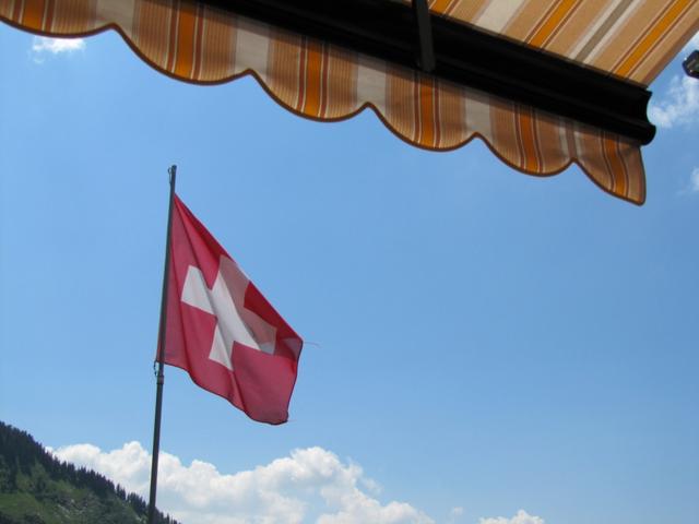 die Schweizerfahne weht im Wind
