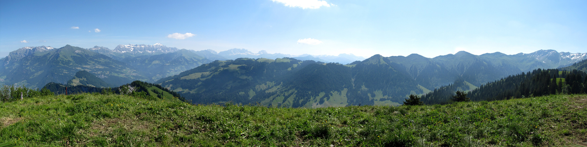 Breitbildfoto mit Blick ins Prättigau und ins Rätikon