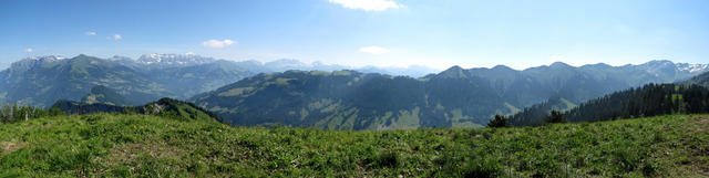 Breitbildfoto mit Blick ins Prättigau und ins Rätikon