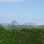 vom Roggengrat hat man eine schöne Aussicht auf diverse Gipfel. Die beiden Mythen. Dort waren wir auch schon