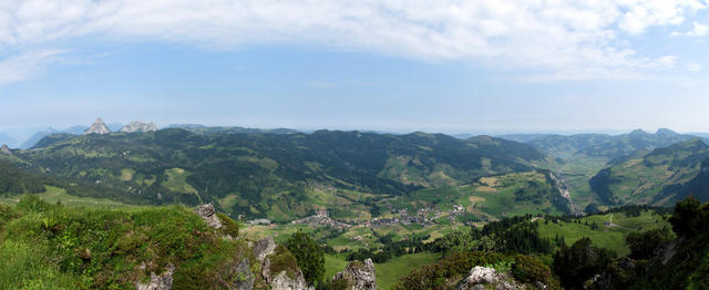 Breitbildfoto vom Roggenstock aus gesehen mit Blick Richtung Mythen und Sihlsee