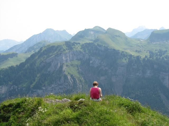 Mäusi schreibt etwas im Gipfelbuch vom Roggenstock 1778 m.ü.M.