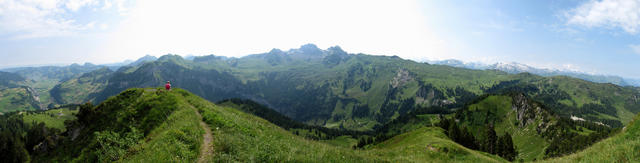 schönes Breitbildfoto vom Roggenstock Richtung Druesberg und Hoch-Ybrig. Auf dem Druesberg waren wir auch schon