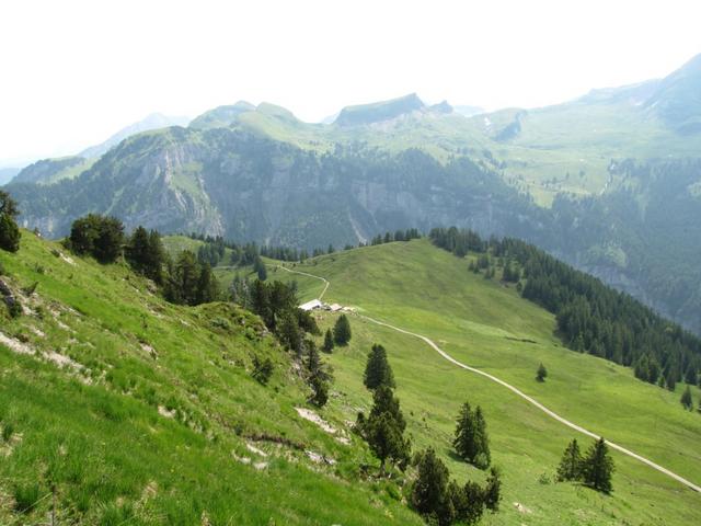 auf dem Weg nach Roggenegg. Die Bergbeiz ist schon ersichtlich