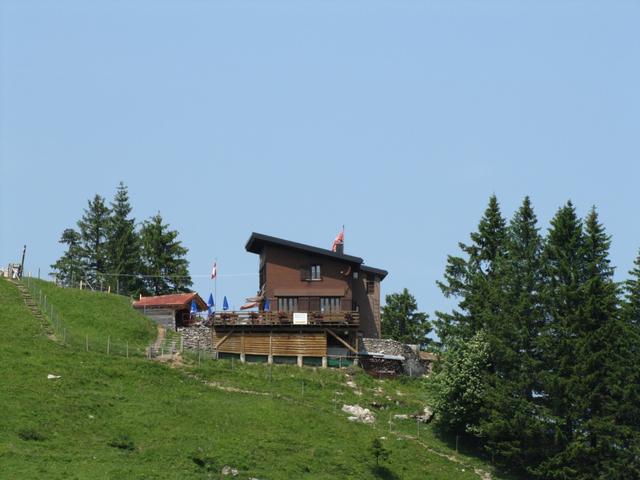 vor uns taucht das Bergbeizli Adlerhorst aus