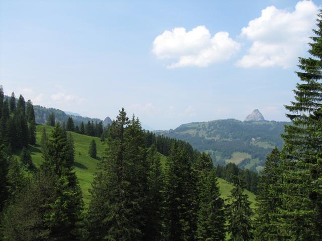 der Mythen ragt wie eine Pyramide heraus