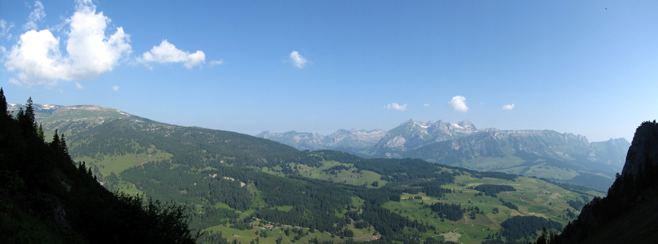 Breitbildfoto bei Schlössli am Fusse des Chapf, mit Blick Richtung Säntis