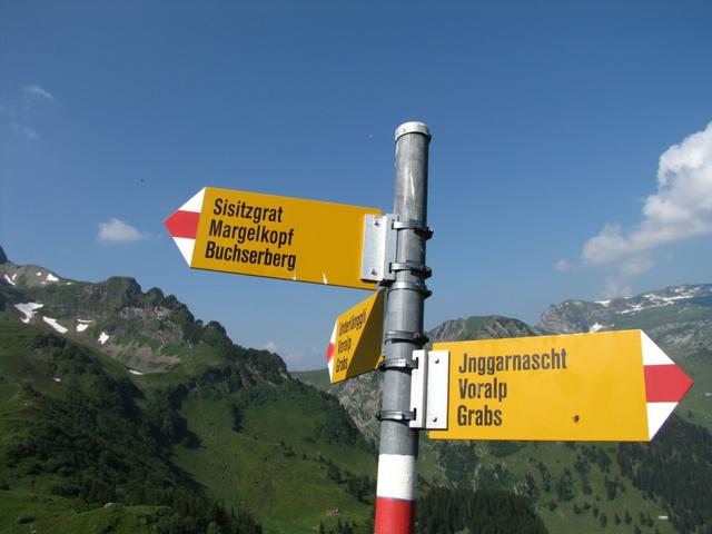 Wegweiser beim Schlösslichopf 1806 m.ü.M. Es geht weiter Richtung Sisitzgrat. Auf der Wanderkarte mit Isisixgrat bezeichnet