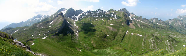 schönes Breitbildfoto mit ganz Links der Alvier. Fulfirst, Isisixer Rosswis und der Gamsberg