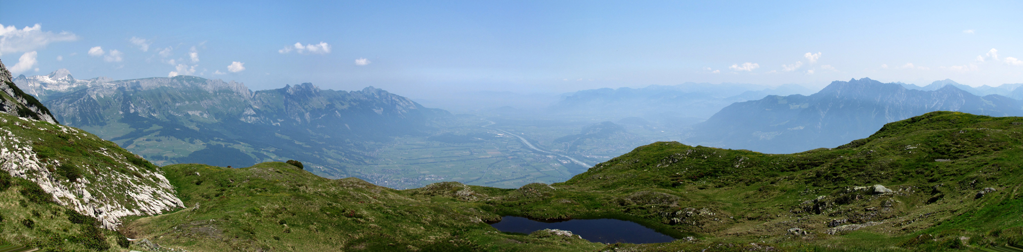 so ein Breitbildfoto geniesst man beim runterlaufen. Bi den Seen 1960 m.ü.M.