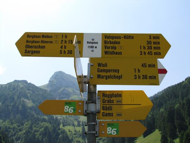 Wegweiser bei Valspuus 1180 m.ü.M. noch 1,5 Std. bis Voralp