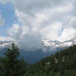 in Ilanz hat es noch geregnet! Bestes Wanderwetter. Blick Richtung Piz Cavardiras