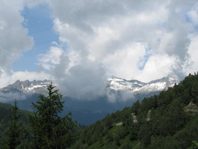 in Ilanz hat es noch geregnet! Bestes Wanderwetter. Blick Richtung Piz Cavardiras