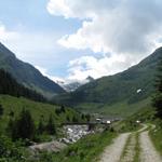 die Sicht öffnet sich Richtung Piz Medel