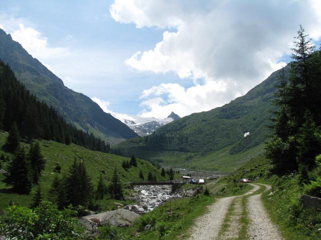 die Sicht öffnet sich Richtung Piz Medel