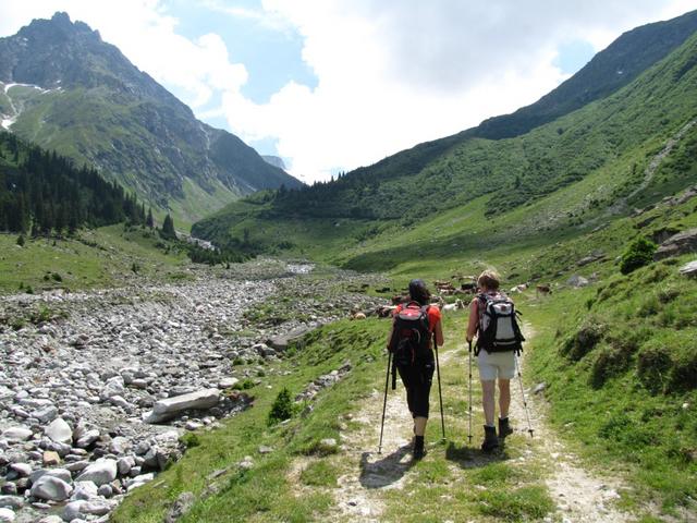 wir, Franziska, Mäusi und Ich laufen aber weiter geradeaus