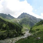 rechts gut ersichtlich der Wanderweg. Links der Piz Caschleglia