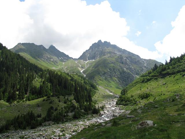 rechts gut ersichtlich der Wanderweg. Links der Piz Caschleglia