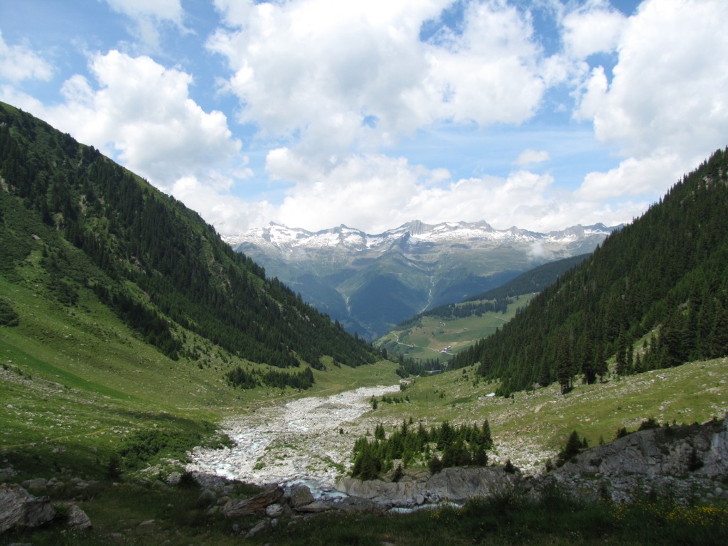 Blick zurück Val Plattas. Im Hintergrund die Kette mit dem Piz Cavardiras. Dort waren wir auch schon