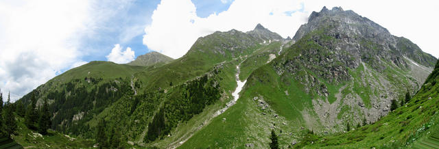 Breitbildfoto von Punkt 1869 m.ü.M. aus gesehen, Richtung Piz Caschlegia und Piz Cazirauns