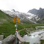 Wegweiser bei Punkt 1965 m.ü.M. Überquerung des Rein da Plattas. Wir haben Alp Sura erreicht